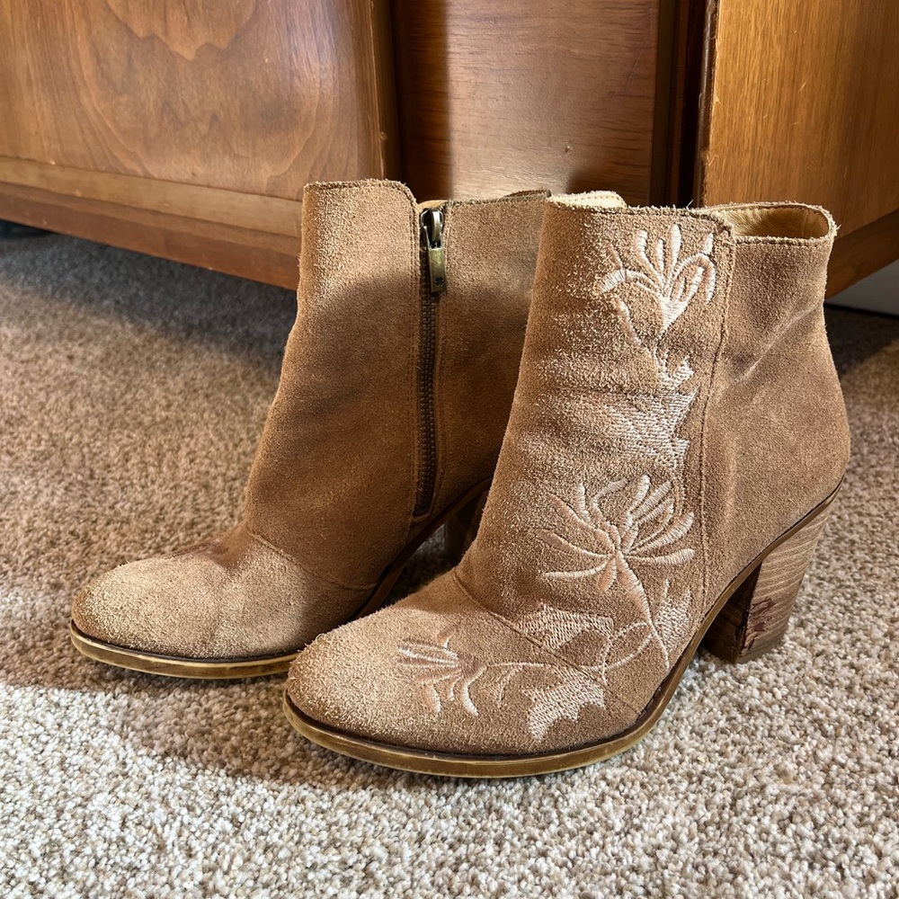Lucky brand beige suede booties